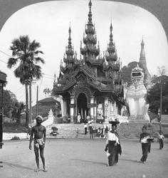Hoofdingang, Shwedagon Pagode, Rangoon, Birma, 1908