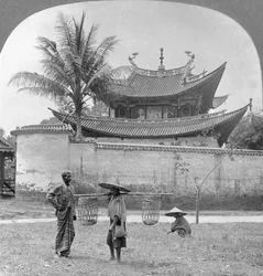 Schilderachtig Chinees joss huis, Bhamo, Birma, 1908