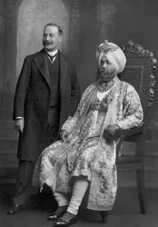 Maharaja Sir Ranbir Singh Bahadur van Jind met een Britse ambtenaar
