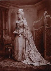 Maud, Markiezin van Lansdowne, als Lady Keith, vrouw van de Britse ambassadeur aan het hof van keizerin Maria Theresa, Het Diamanten Jubileumbal van de Hertogin van Devonshire in Devonshire House