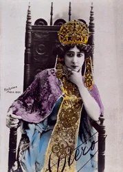 Portret van Caroline (La Belle) Otero (1868-1965), ansichtkaart met handtekening