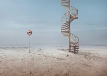 Surrealistische trap in de woestijn