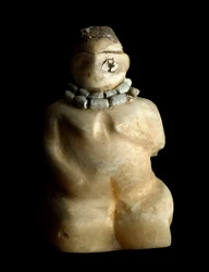 Laag-Mesopotamië, Irak, Soemerische kunst: albasten beeldje van een knielende vrouw van de vindplaats Tell es-Sawwan. 3000 v.Chr. Afmetingen: 9,4 cm. Bagdad, Nationaal Museum van Irak