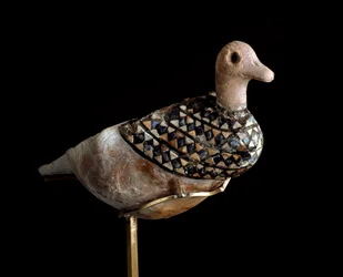 Lagere Mesopotamië, Irak, Sumerische kunst: eendvormige lamp gemaakt van een schelp ingelegd met lapis lazuli, rode kalksteen en parelmoer (3000 v.Chr.)