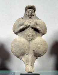 Oosterse kunst: terracotta beeldje van vrouw die haar borsten vasthoudt, waarschijnlijke voorstelling van Ishtar, godin van de vruchtbaarheid. Uit Susa. Iran. Elamitische periode. 14e-12e eeuw v.Chr. Louvre Museum