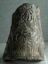 Soemerische beschaving: slangenvazenfragment uit Oost-Iran. Periode van het einde van de archaïsche dynastieën (2500 v.Chr.). Bagdad, Nationaal Irak Museum