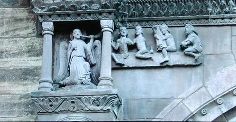 De doden verlaten hun graven terwijl een engel op een trompet blaast, detail van de St. Gallus Deur op de noordelijke veranda (detail)