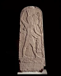 Oosterse kunst: stèle van de god Baäl in de bliksem. (Krijgsgod die de koning beschermt) Sculptuur uit de 15e eeuw v.Chr., Syrië. Parijs, Musée du Louvre