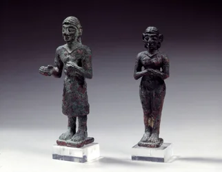 Beeldjes van aanbidders en godin in brons, uit Syrië 2300-2000 v.Chr. Parijs, Louvre Museum