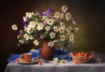 Stilleven met madeliefjes en kersen