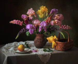 Stilleven met irissen en lupines