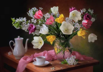 Lentetulpen en thee