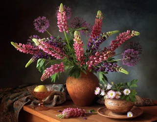 Levendig stilleven met lupines