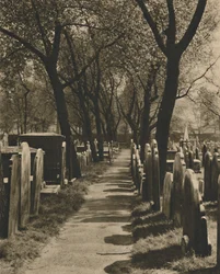 Op de verlaten begraafplaats van de Dissenters in Bunhill Fields, c1935