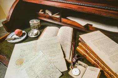 Documenten, een horloge en andere bezittingen van George Washington worden op een bureau getoond