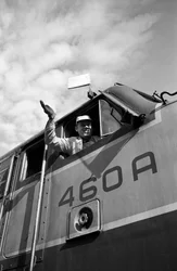 Machinist van de Great Northern Railroad zwaait vanuit de cabine van EMD E7 locomotief