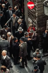 Vrijdag Boerenmarkt met boeren en andere mannen die hoeden dragen