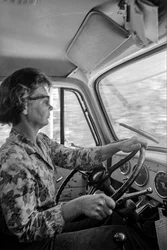 Mildred Cooper is een 43-jarige grootmoeder, is een vrachtwagenchauffeur met een vrachtwagen met hout