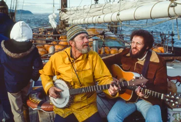 Muzikant en milieuactivist Peter Seeger speelt banjo op dek van Clearwater in de Hudson River