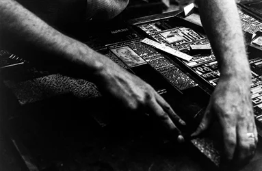 Zetter zet koude type van linotype machine voor de krant Frontiersman in Palmer, Alaska