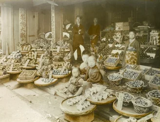 Een fruitwinkel in Japan, circa 1900 - 1915 (fotografie)
