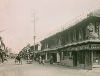 Een winkelstraat in de wijk Motomachi in Kobe, circa 1900 - 1915 (foto)