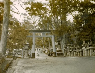 Ingang naar het Lantaarnschrijn in het Kasauga Taisha Park, Nara, circa 1900 - 1915 (foto)