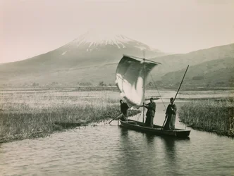 De berg Fuji gezien vanaf de Tokaido, circa 1900 - 1915 (foto)