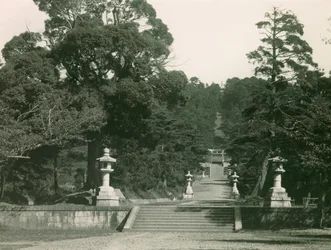 Stenen trap naar het graf van Hideyoshi Toyotomi, Kyoto circa 1900 - 1915 (foto)