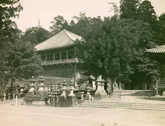 Gezicht op de Nigatsu - Do boeddhistische tempel in Nara, circa 1900 - 1915 (foto)