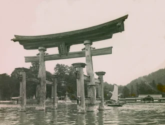Gezicht op de Torii op het eiland Miyajima, circa 1900 - 1915 (foto)
