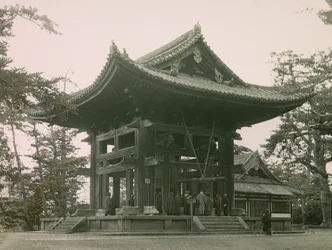 klokkentoren van de Todai-Ji boeddhistische tempel in Nara, circa 1900 - 1915 (foto)