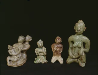 Beeldjes van een moeder en kind (terracotta)