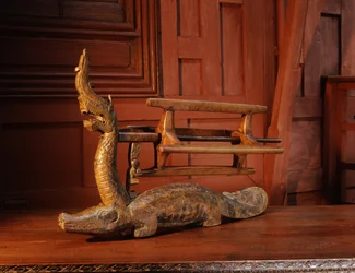 Garenwinder in de vorm van een alligator met het hoofd van een Naga (hout)