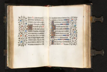 Getijdenboek Gebruik van Parijs: Fol. 106r, Meerdere initialen met versierde rand, ca. 1420