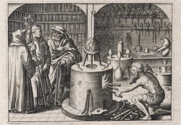 Drie geleerden praten in het alchemielaboratorium, met oven en instrumenten