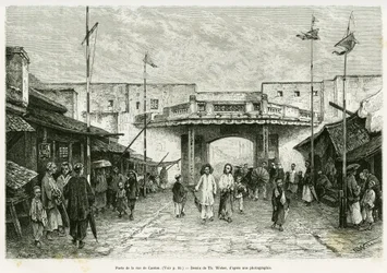 Canton Street Gate in Hanoi. Gravure van Th. Weber, naar een foto, ter illustratie van het verhaal Dertig maanden in Tonkin in 1884, door Doctor Hocquard, in de tour du monde 1889, onder leiding van Edouard Charton (1807-1890), Hachette, Parijs.