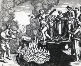 Vrouw werpt zich op de brandstapel van haar man, gravure