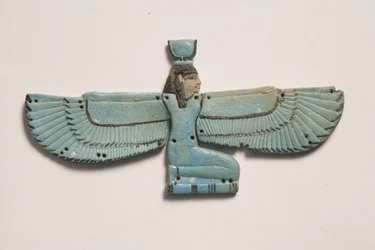 Borstornament van de gevleugelde godin Isis