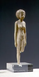 Beeldje van een naakte vrouw in ivoor, Derde Tussenperiode, Egypte