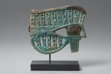 Wedjat-oog amulet met figuren van de god Nehebkau