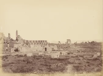 Overzicht van Karnak inclusief Overdekte Wandelgang van Tothmes III