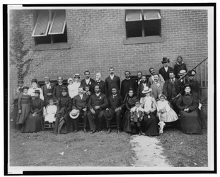 Leden van de Eerste Congregational Church, Atlanta, Georgia, buiten de bakstenen kerk