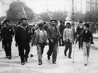 Arrestatie van een royalist door matrozen tijdens de Portugese Revolutie, 1910