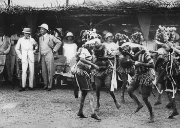 Meisjes van de Bundu-stam dansen voor de prins, Freetown, Sierra Leone, 1925