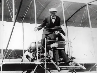 Thomas E. Grant met Mr. Lewis Turner in een vliegmachine om de zonsverduistering te fotograferen, 1912
