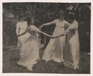 Susan Hannah Macdowell, ongeïdentificeerd meisje, Elizabeth Macdowell en mogelijk Mary Macdowell bij het huis Macdowell