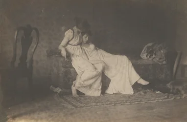 [Twee vrouwelijke studenten in klassieke kleding in Eakins