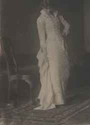 [Vrouw in witte jurk met kanten lijfje in de studio van Thomas Eakins], 1880s
