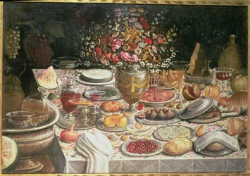 Stilleven van een tafel beladen met voedsel, drank en een vaas met bloemen